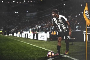 开云下载-F1街道赛之夜，当伦纳德在引擎轰鸣中投出关键制胜